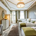 Dilo Apartments 150 Sqm Modern Historic Apartments For 12 Guests דירה